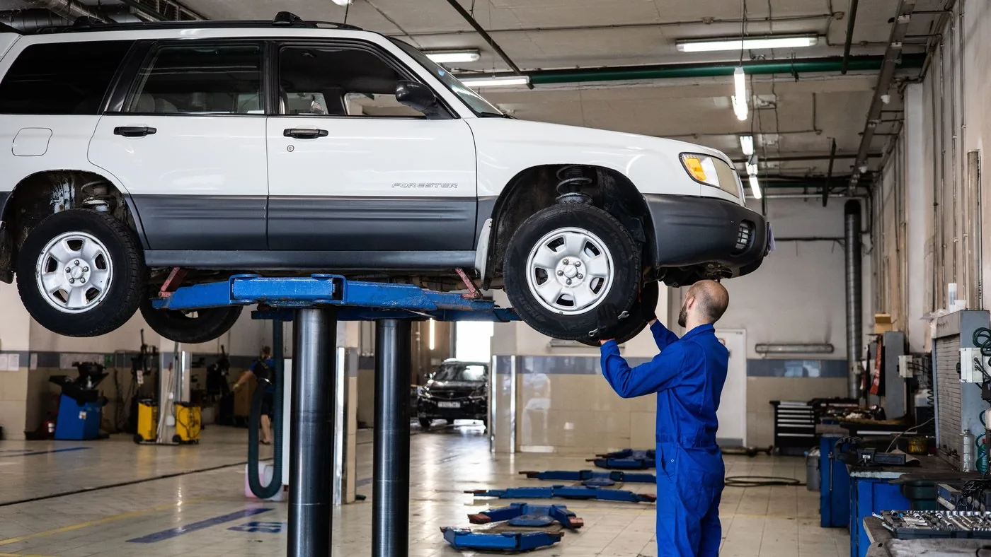 Técnico realizando una inspección automotriz
